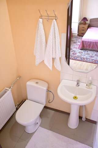 Отель Hotel Uyut Кременчуг Классический двухместный номер с 1 кроватью и ванной-2