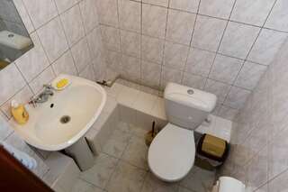 Отель Hotel Uyut Кременчуг Трехместный номер с общей ванной комнатой-1