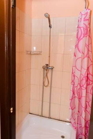 Отель Hotel Uyut Кременчуг Трехместный номер с общей ванной комнатой-2